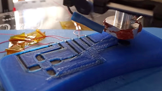 Una impresora 3D ya permite crear objetos con circuitos integrados